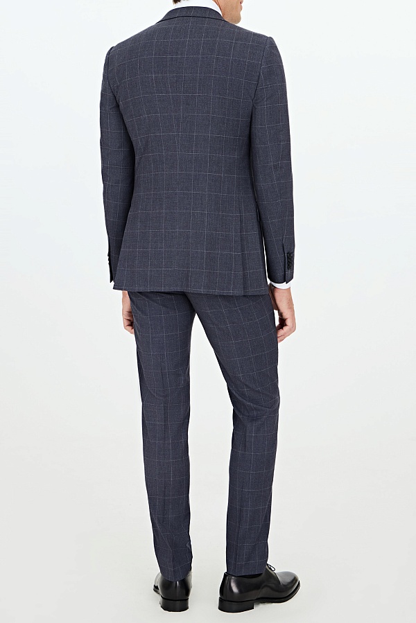 Темно-синий костюм в серую клетку