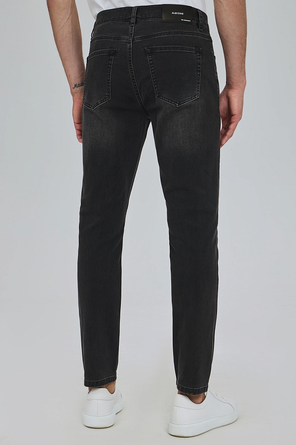 Темно-серые джинсы с потертостями