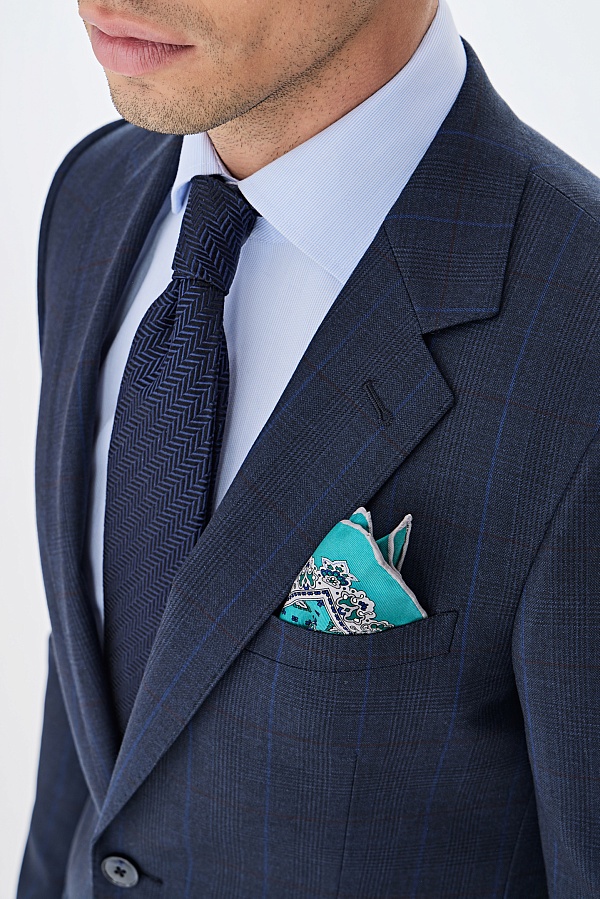 Темно-синий костюм в клетку