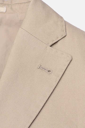 Пиджак бежевого цвета на двух пуговицах