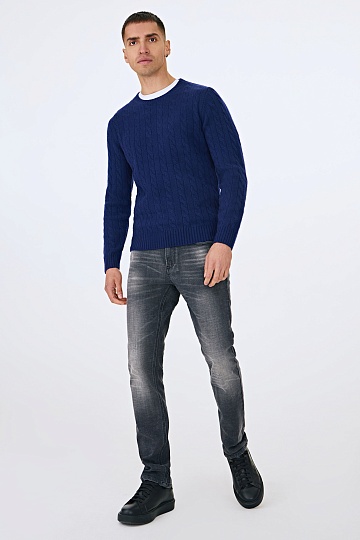 Синий джемпер с косами