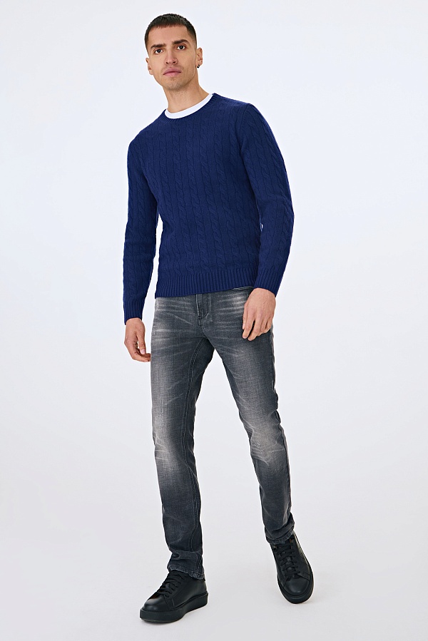 Синий джемпер с косами