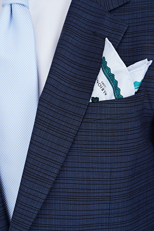 Темно-синий костюм в черную горизонтальную полоску