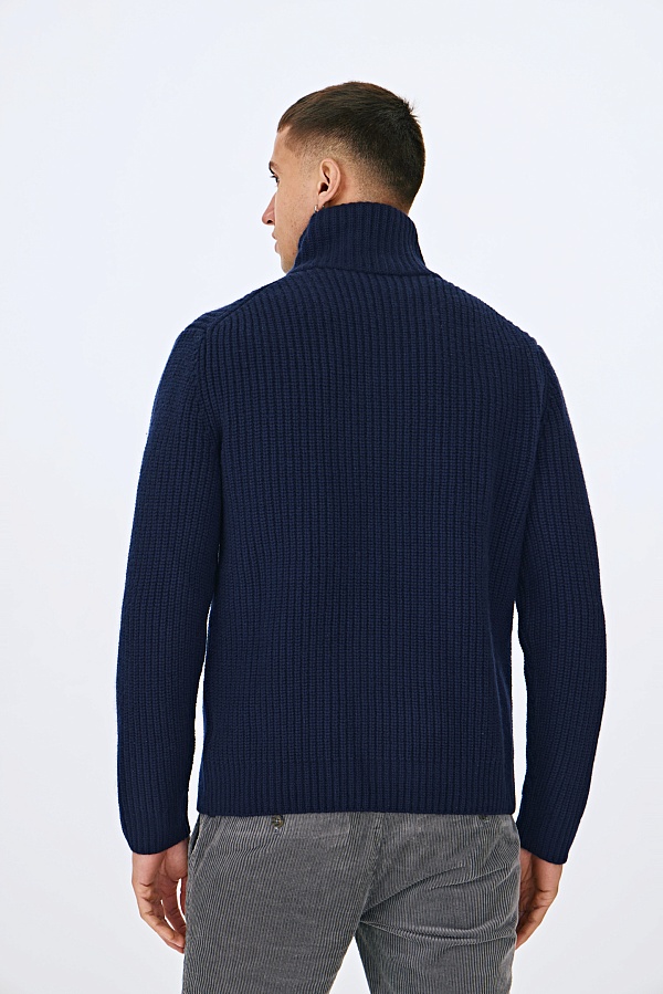 Синий свитер с высоким горлом на молнии