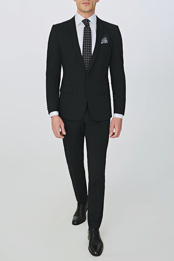 Черный костюм-смокинг со съемными лацканами