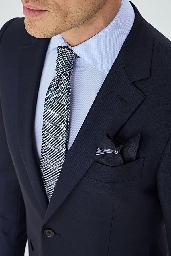 Однотонный темно-синий костюм