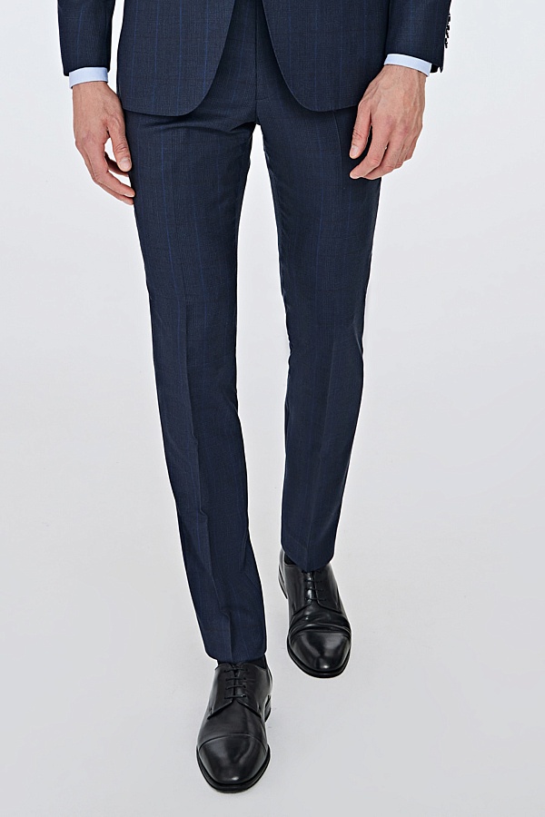 Темно-синие брюки в клетку