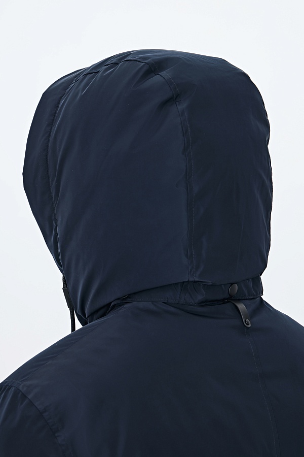 Темно-синий пуховик с капюшоном