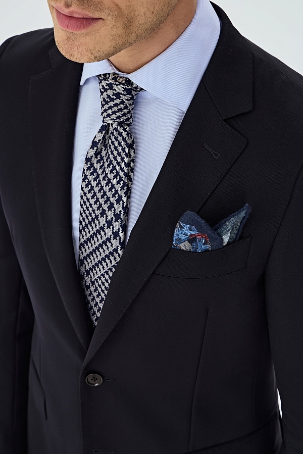 Однотонный черный костюм