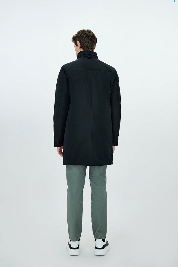 Черная пуховая куртка с воротником-стойкой