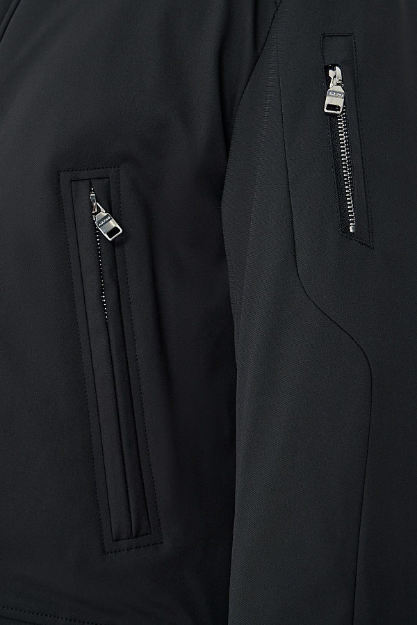 Черная пуховая куртка с капюшоном