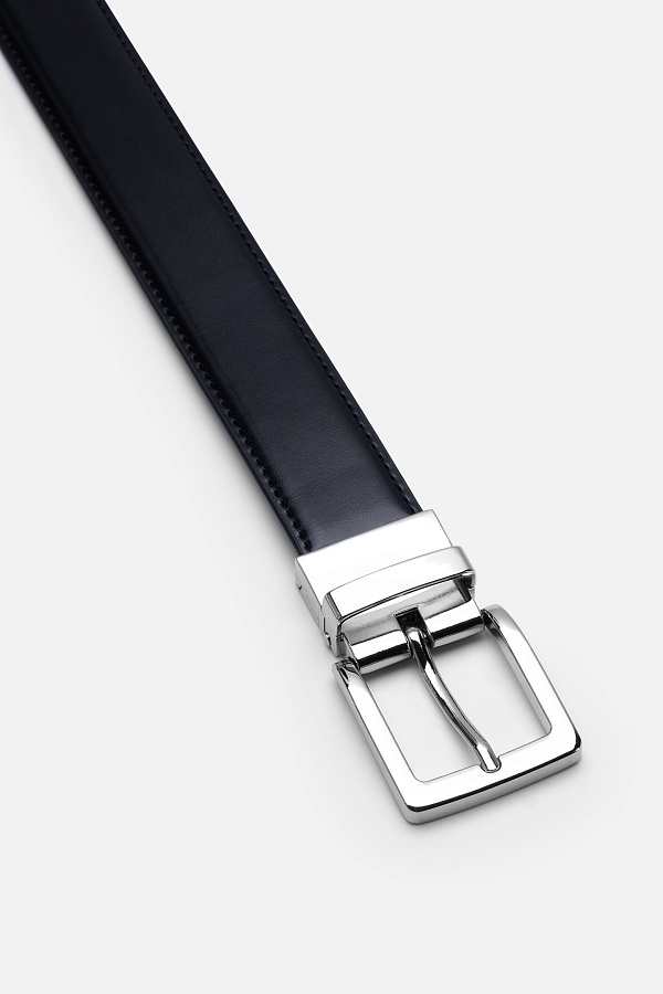 Черный кожаный ремень