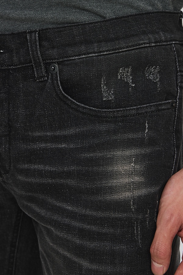 Черные джинсы с потертостями