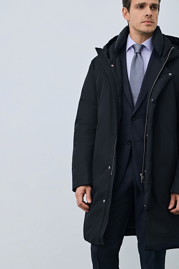 Пуховик черного цвета