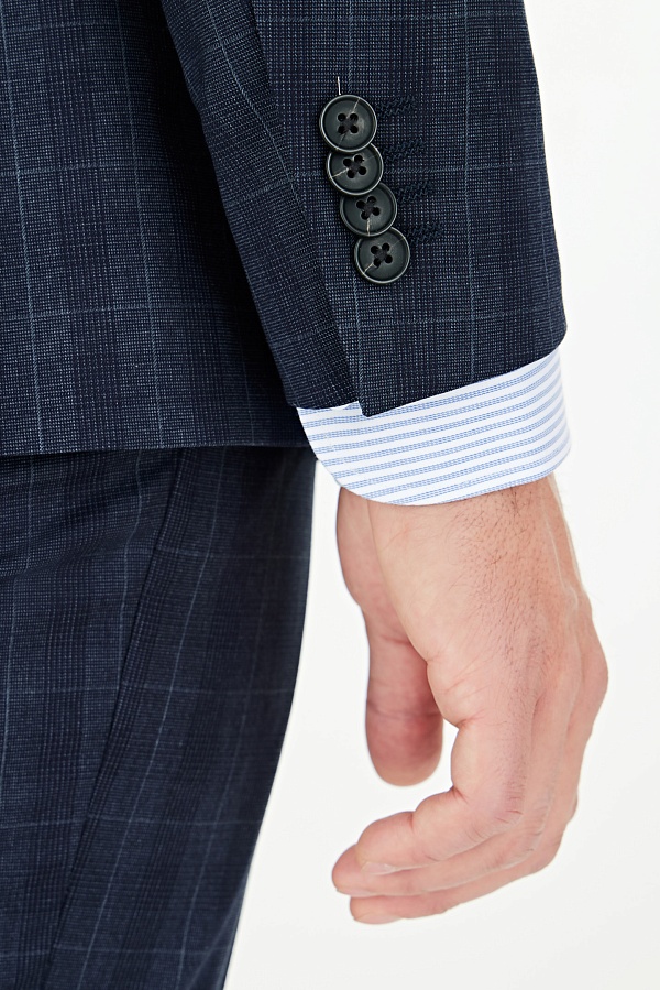 Темно-синий костюм в клетку