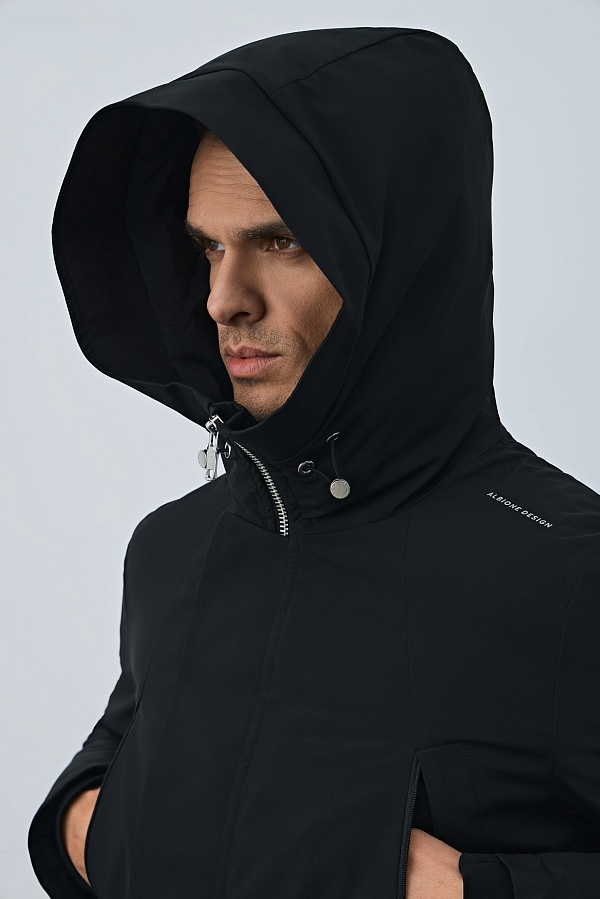 Черная куртка с капюшоном