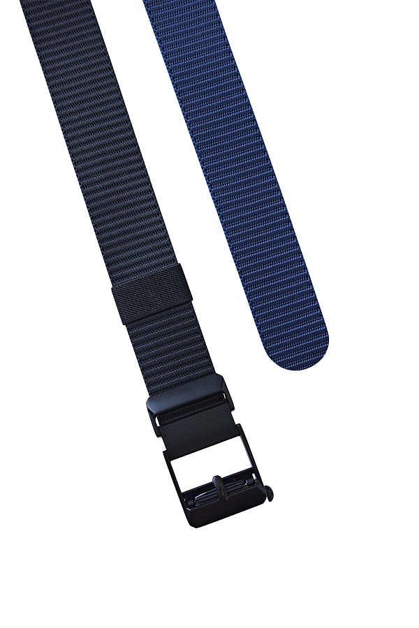 Синий ремень с черной пряжкой