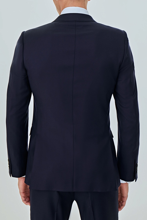 Темно-синий костюм на двух пуговицах