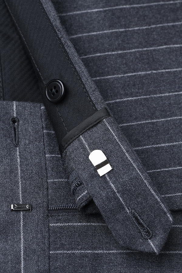 Черные брюки в светлую полоску