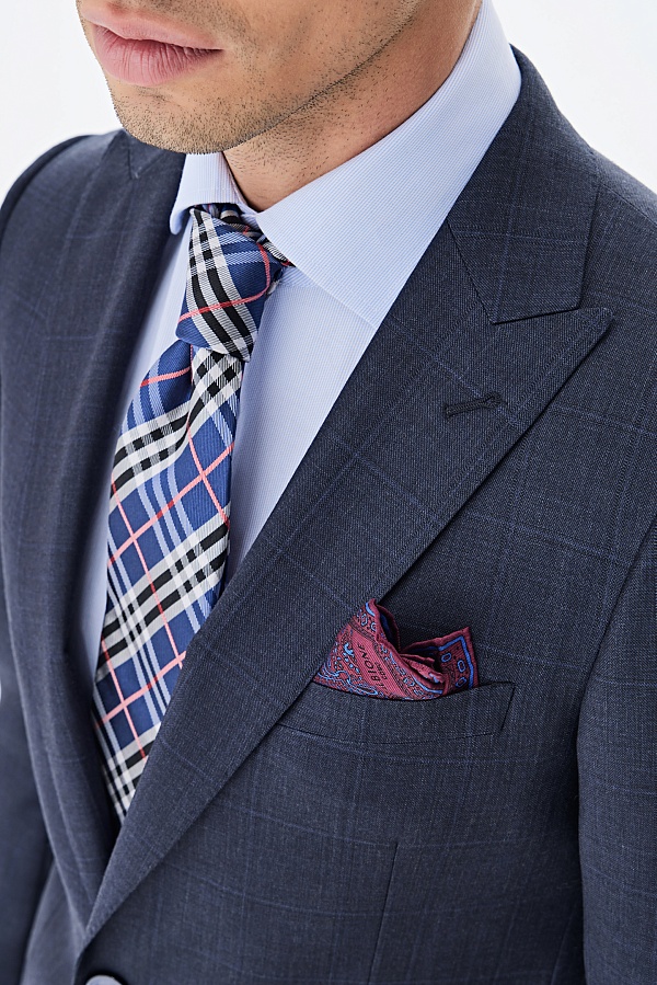 Серо-синий костюм в клетку