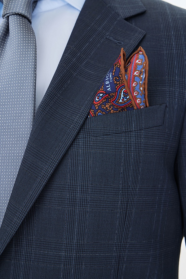 Темно-синий костюм в крупную клетку