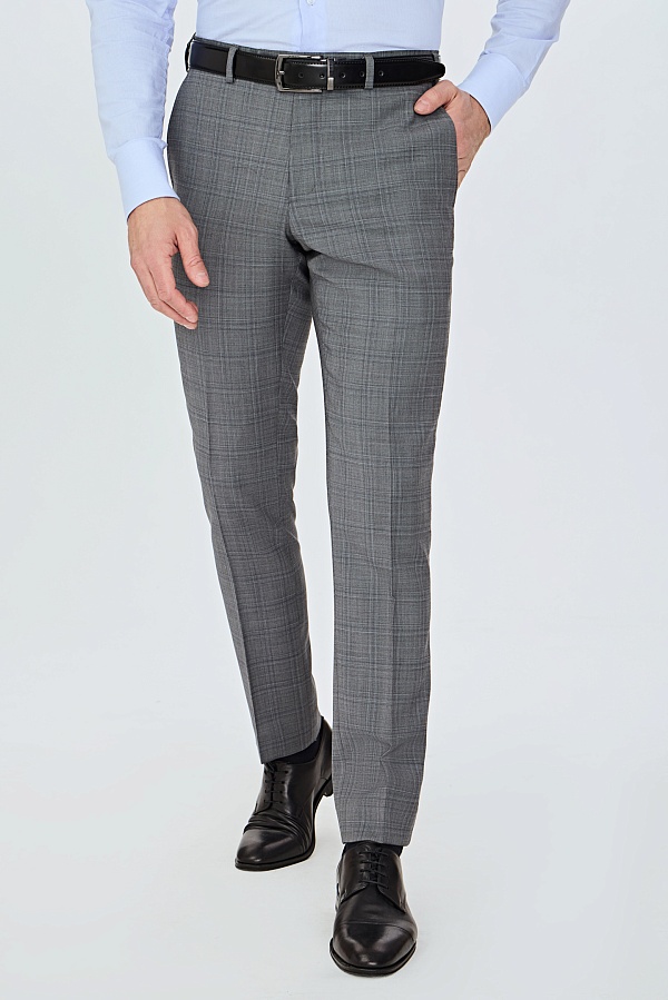 Серые брюки в клетку