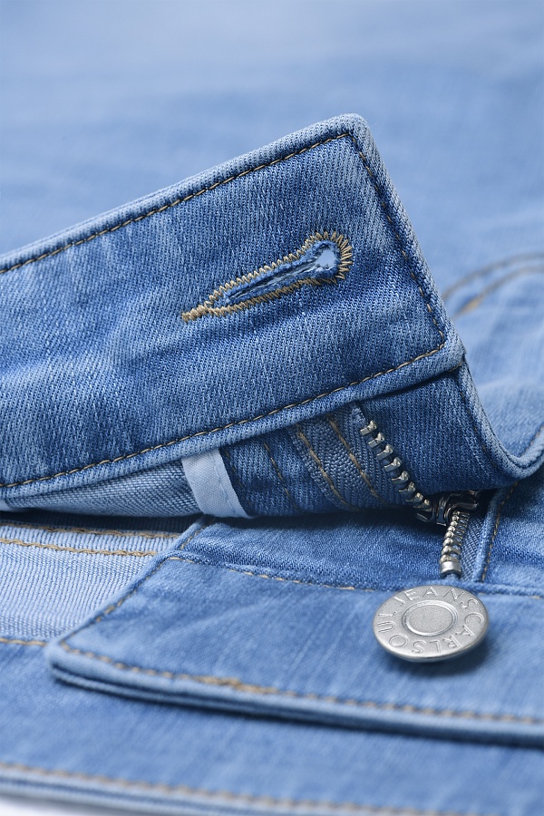 Голубые прямые джинсы