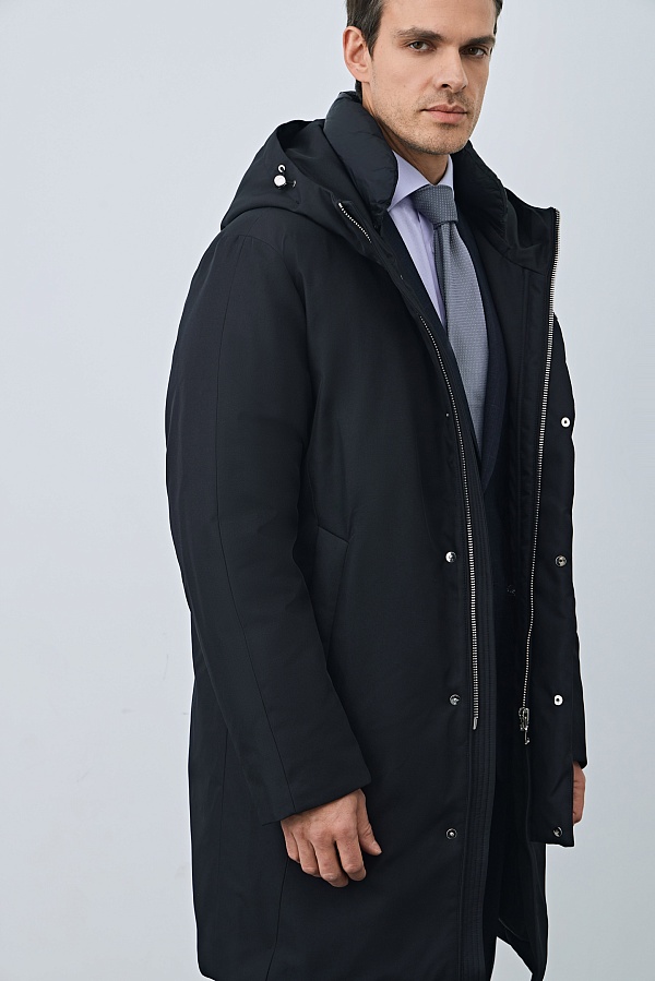 Пуховик черного цвета