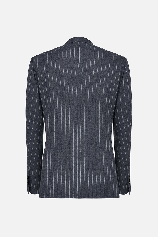 Черный пиджак в светлую полоску