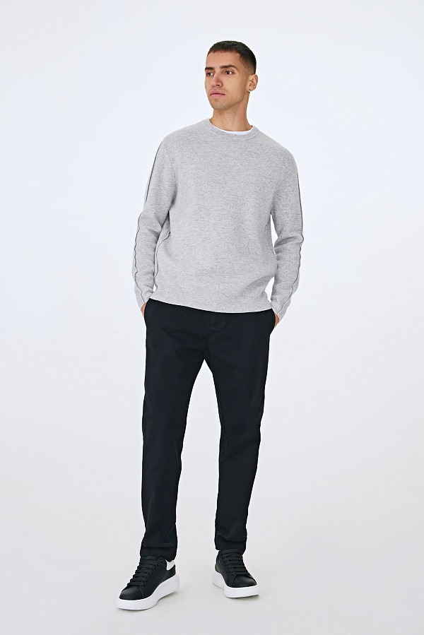 Серый джемпер с декоративными швами