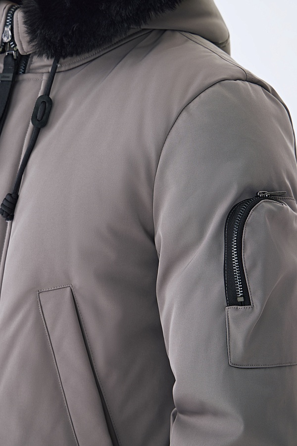 Светло-серая пуховая парка с мехом