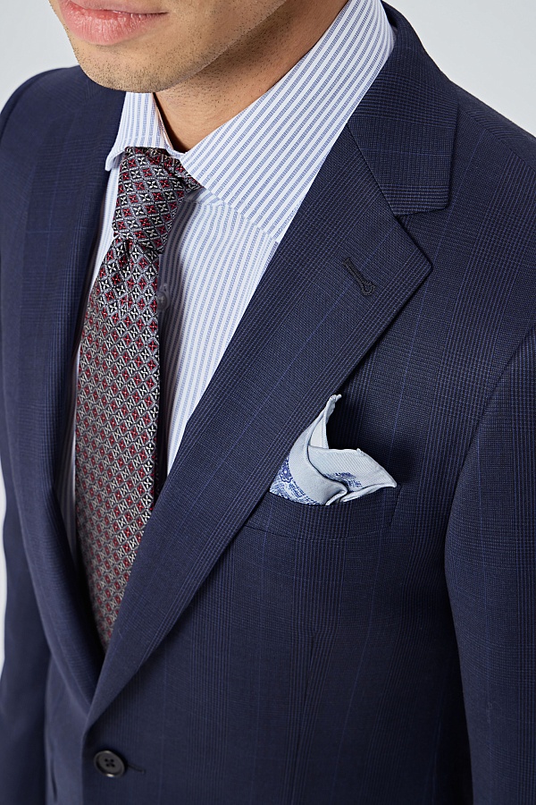 Темно-синий костюм в клетку