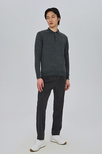 Легкий джемпер с воротником поло серого цвета