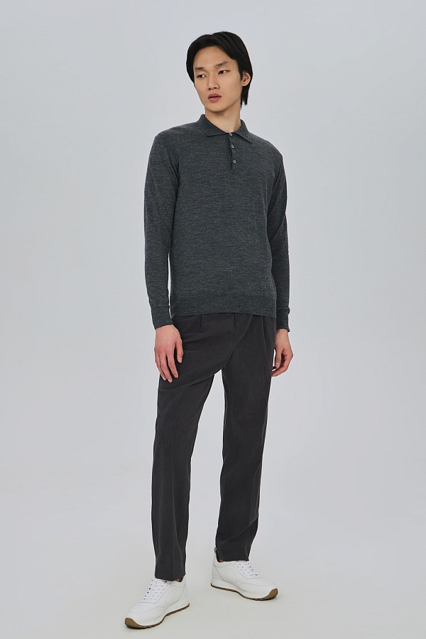 Легкий джемпер с воротником поло серого цвета