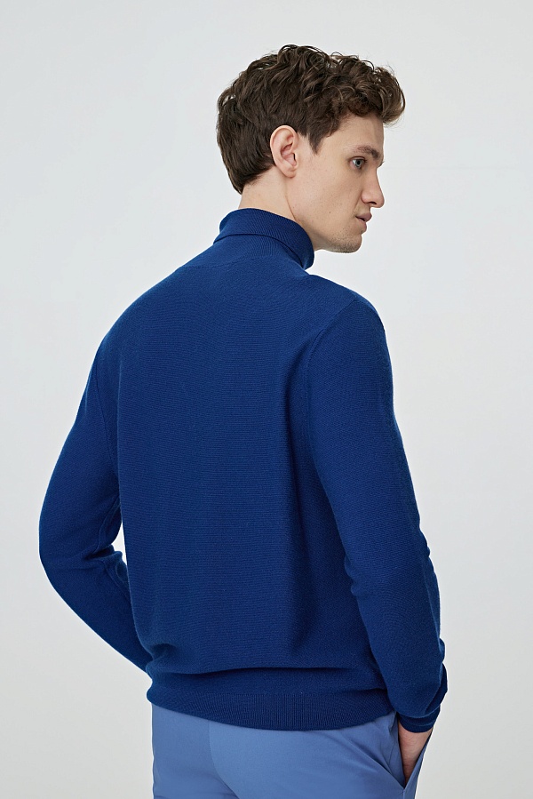 Свитер синего цвета с воротником под горло