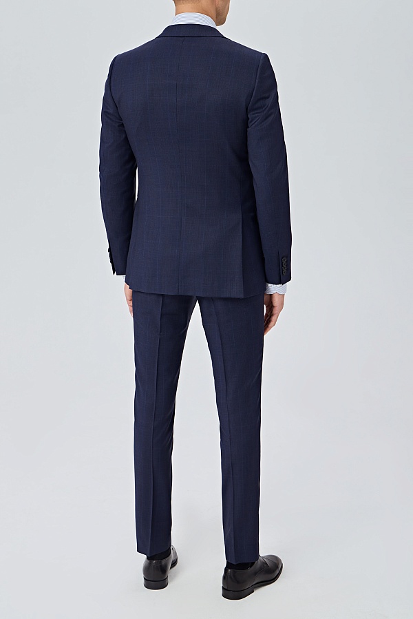 Темно-синий костюм в клетку