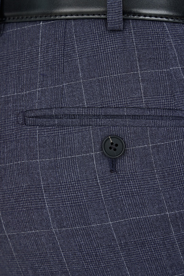 Темно-синие брюки в серую клетку