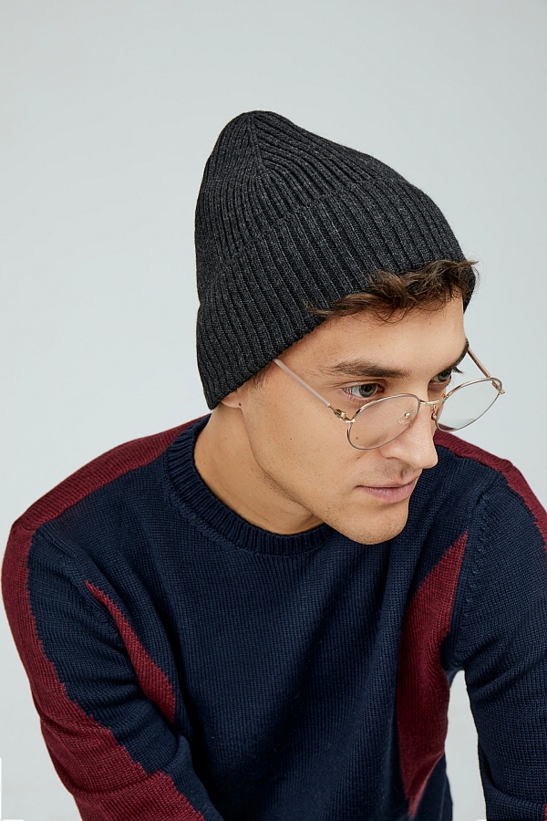 Темно-серая шапка в рубчик
