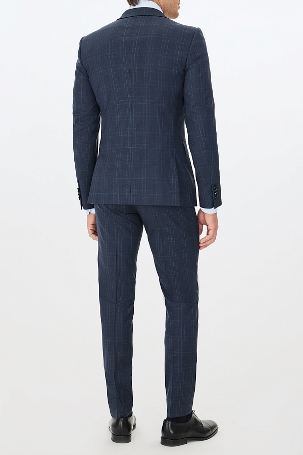 Темно-синий костюм в крупную клетку