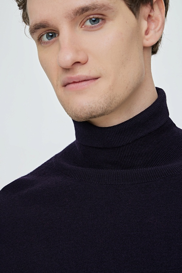 Джемпер темно-синего цвета