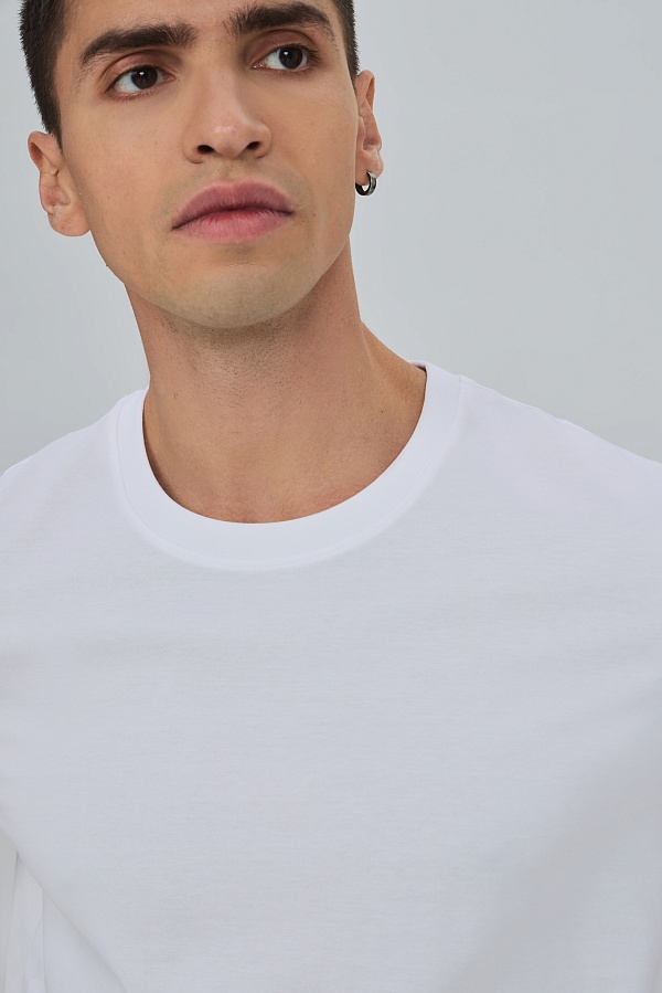 Белая футболка из хлопка