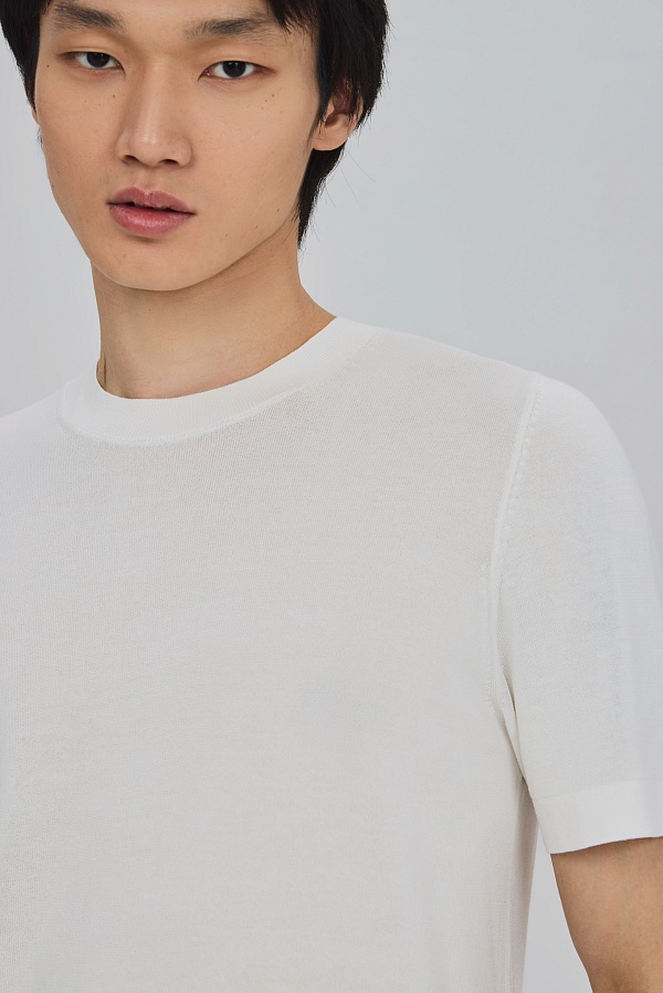 Белая футболка