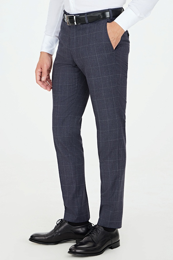 Темно-синие брюки в серую клетку