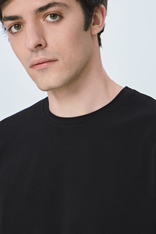 Однотонная футболка черного цвета