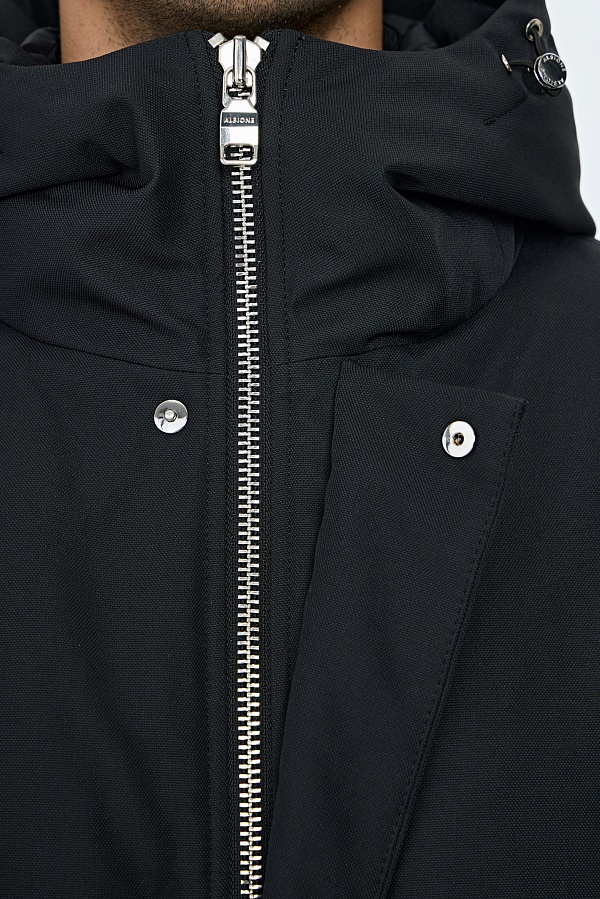 Черная пуховая куртка с капюшоном