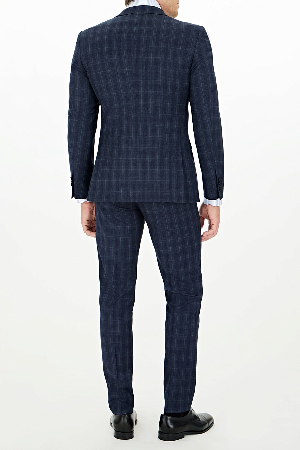 Темно-синий костюм в клетку