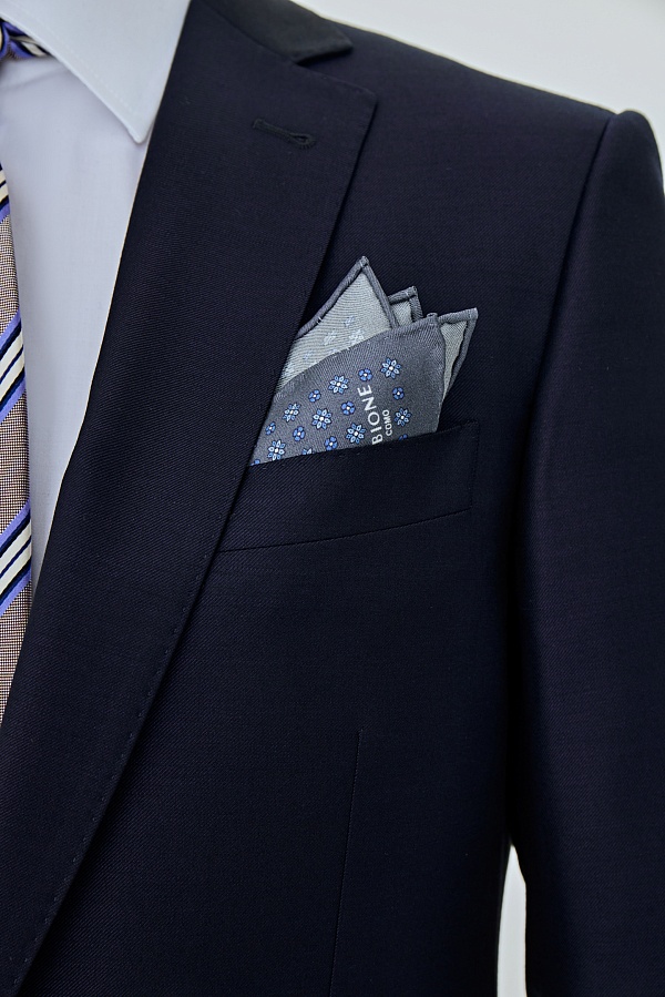 Темно-синий костюм на одной пуговице