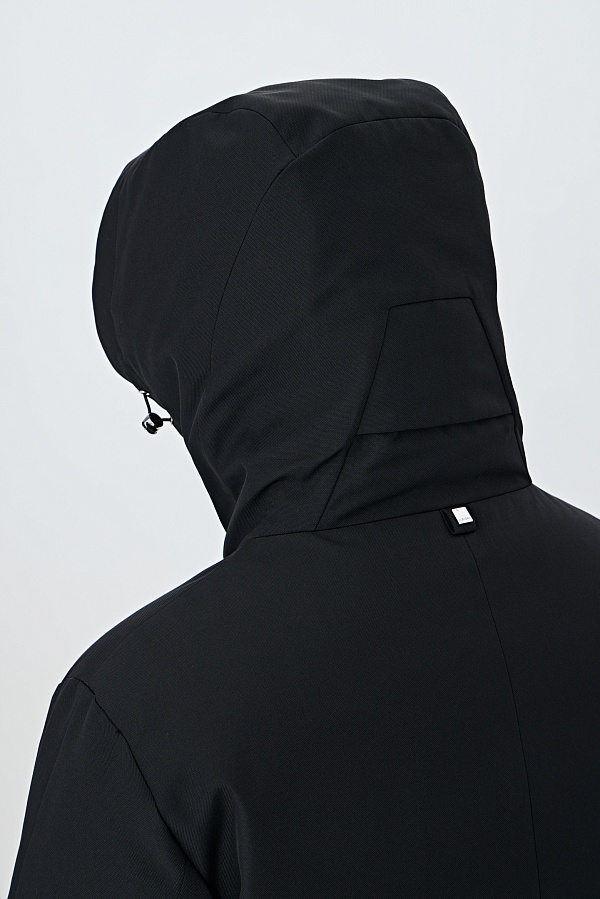 Черная пуховая куртка с капюшоном