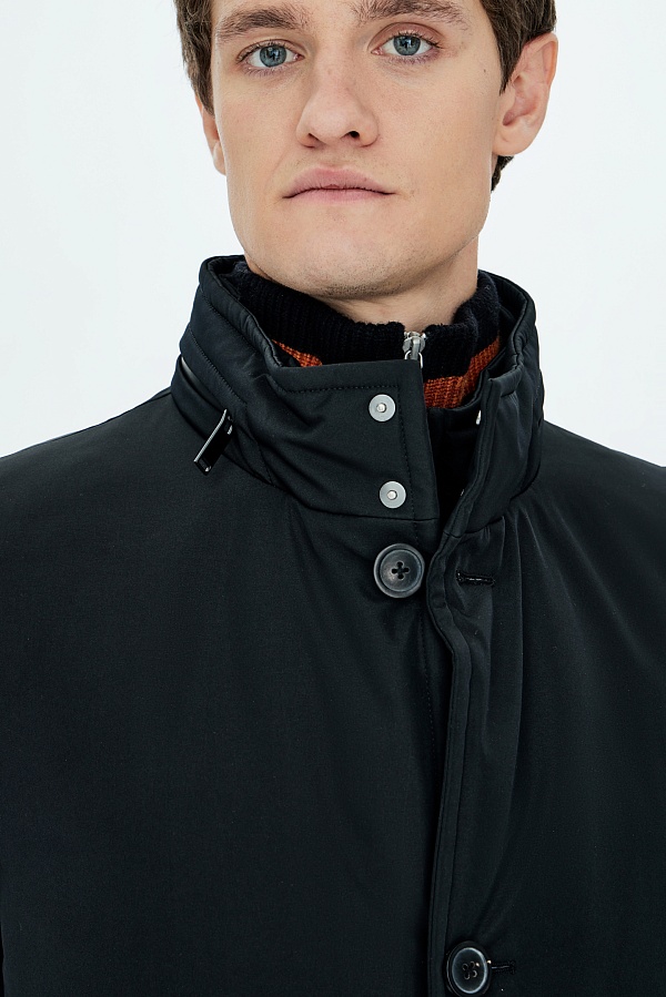 Черная пуховая куртка с воротником-стойкой