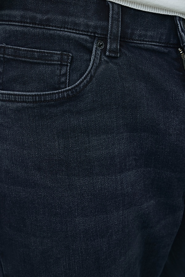 Джинсы темно-серого цвета с потертостями